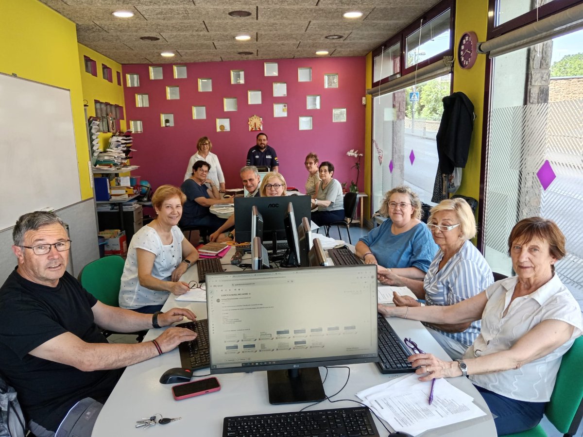 🖥️ Un any més, tornem a posar en marxa els cursos d'informàtica per a persones jubilades!

❤️ Gràcies a l'Acadèmia System per la seva col·laboració indispensable, al Casal d'Avis i sobretot a l'alumnat per les ganes i la motivació que estan demostrant!
