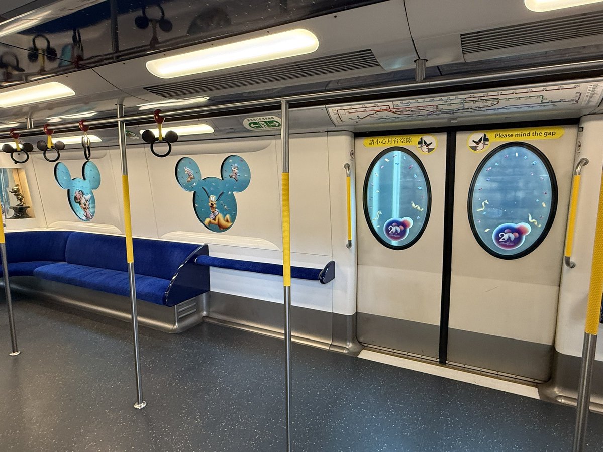 CyberbbLawrence's tweet photo. Hong Kong Disneyland 20th Anniversary theme train https://t.co/i2qq9MbnKQ