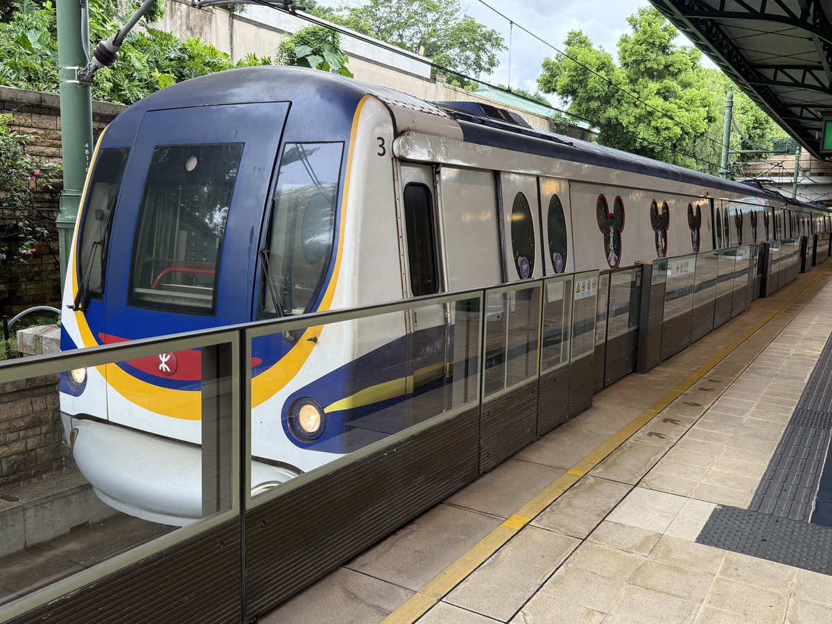 CyberbbLawrence's tweet photo. Hong Kong Disneyland 20th Anniversary theme train https://t.co/i2qq9MbnKQ