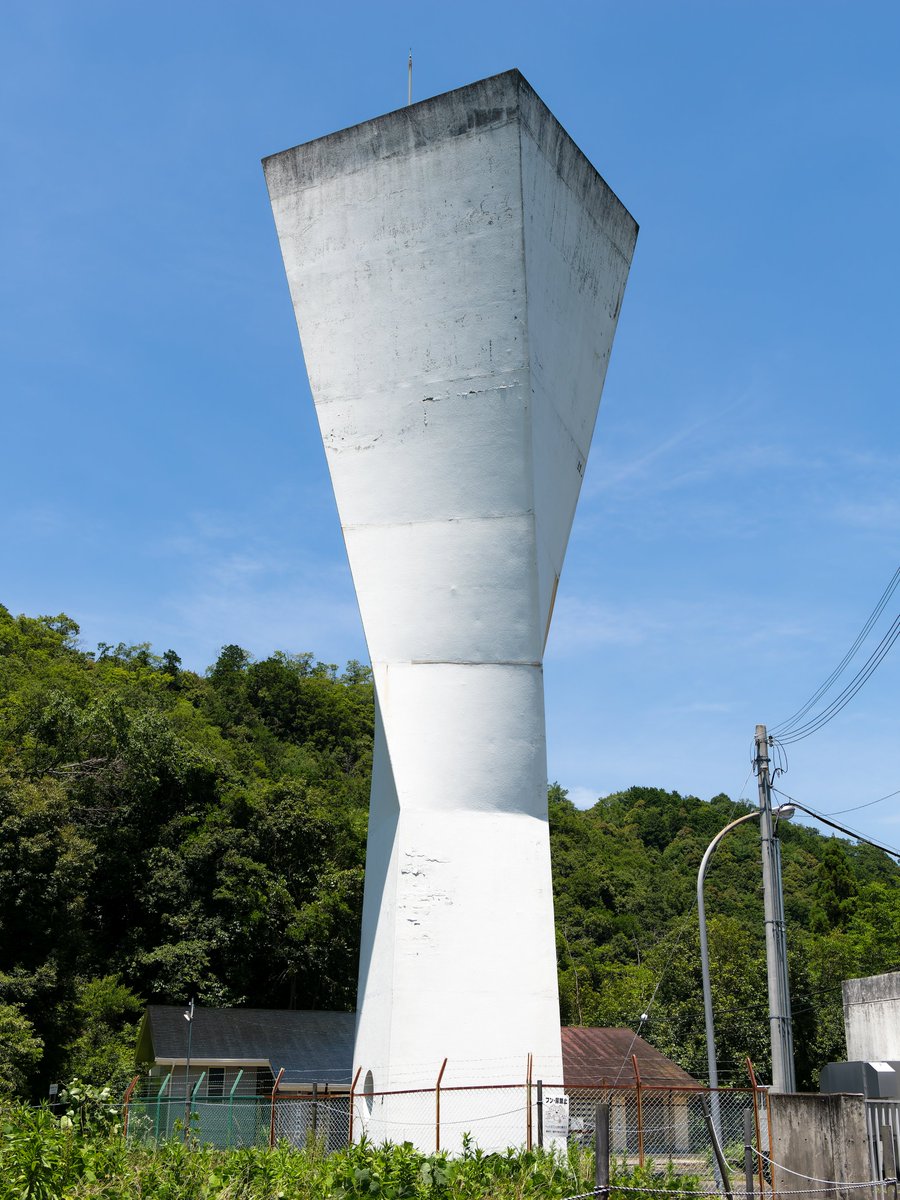 和歌山県橋本市の城山台配水塔を見てきました。1979年竣工。直方体を捻ったような独特の形。