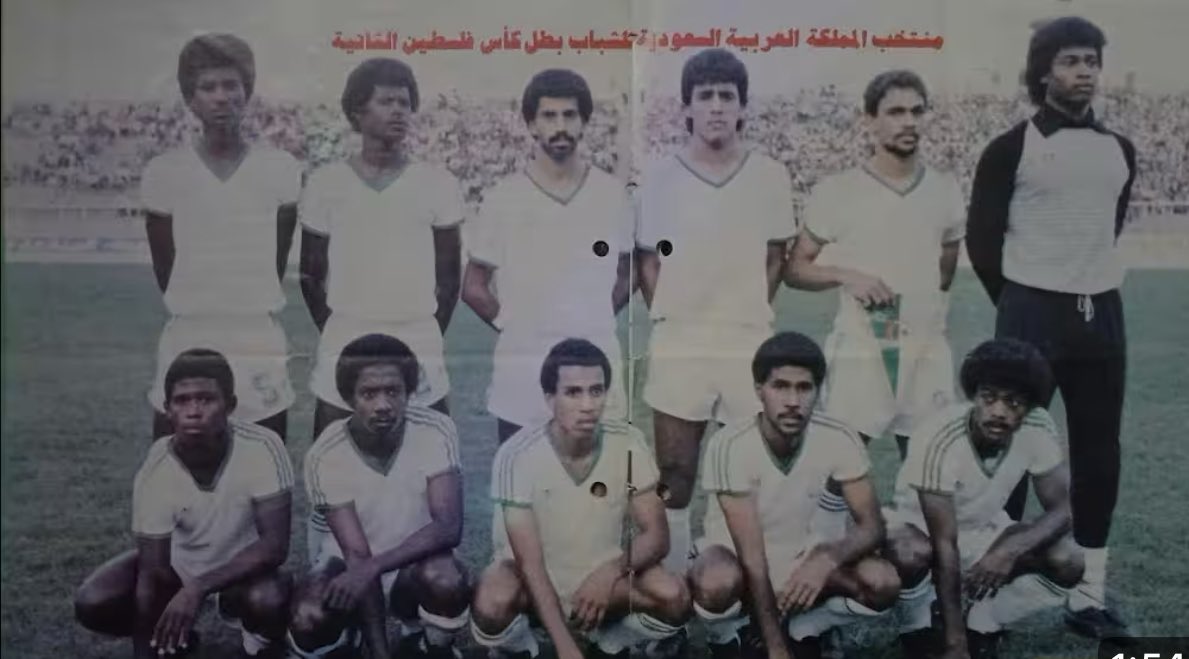 sameer_ah's tweet photo. @AlsaFwaz @bolt3456 بعد إذنك حكواتي ..
سمير سليماني عصام سفيان منصور حسين عبدالرحمن الرومي عبدالله الزاكي خالد منسي صالح المطلق باسم ابو داود ( كابتن ) سعد مبارك هذال الدوسري علي حسين .. https://t.co/5aNC8grdVH