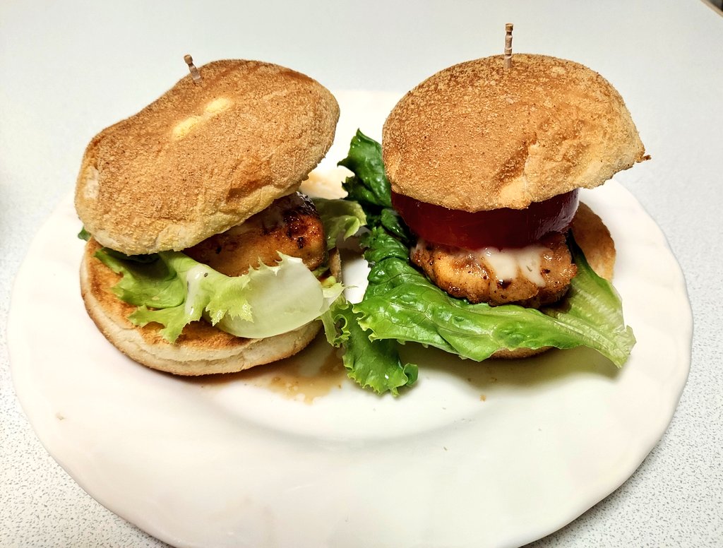 ダイエット24日目

仕事帰り、マックの前を通ったら良い匂い過ぎてハンバーガーが食べたくなり自分で作った
鶏胸肉の照り焼きチキンにリケンのノンオイルタルタルソース
全粒粉のバンズもハナマサで半額、レタスは58円で仕入れた
激安＆ヘルシーでめちゃくちゃおいしかったなぁ

#ダイエット記録