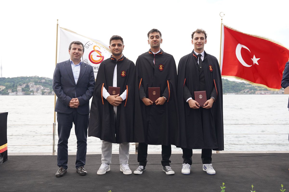 DenizTrafikOD's tweet photo. Galatasaray Üniversitesi Denizcilik Meslek Yüksekokulu 2024-2025 Öğretim Yılı Mezuniyet Törenine derneğimizi temsilen Yönetim Kurulu Başkanı Kapt. Mehmet ERDOĞAN ve Yönetim Kurulu Üyemiz Kapt. Köksal YAŞAR katılım sağlamıştır. https://t.co/y374hsHZuY
