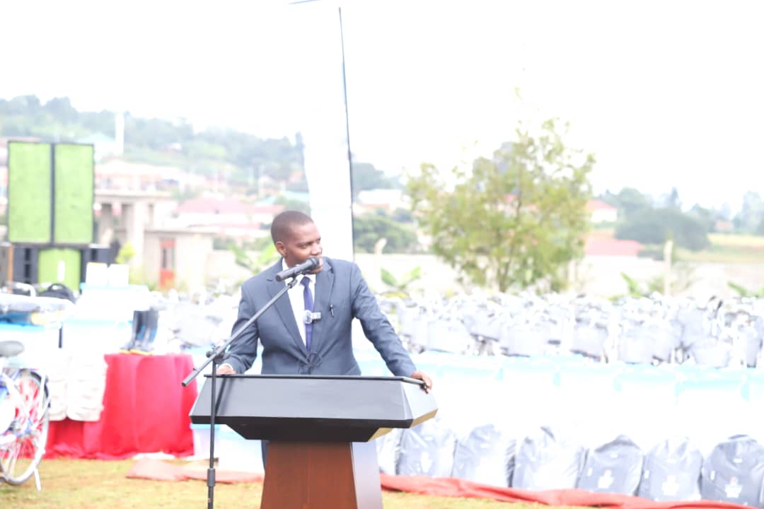 Basalirauni2023's tweet image. During the pass-out of CHEWs in Kween District, @michael_mwanga urged them to uphold professionalism and commitment, emphasizing their critical role in reducing health risks and preventing disease outbreaks, as expected by @MinofHealthUG.
#MOHDelivers #MOHatwork