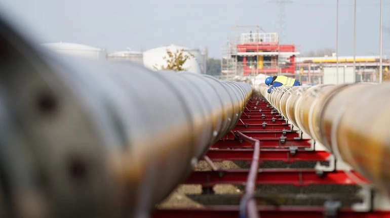 ⚡️⚡️⚡️BREAKING: Russian gas exports to Europe CRASH to 1970s levels! 😱 Only 8.33B cubic meters shipped in H1 2025 via Turkish Stream—down 47% from 2024. Gazprom’s stuck with 60B cubic meters of unsold gas as China can’t fill the gap. Losses hit $1T rubles! 🛑 <a href="/Reuters/">Reuters</a>