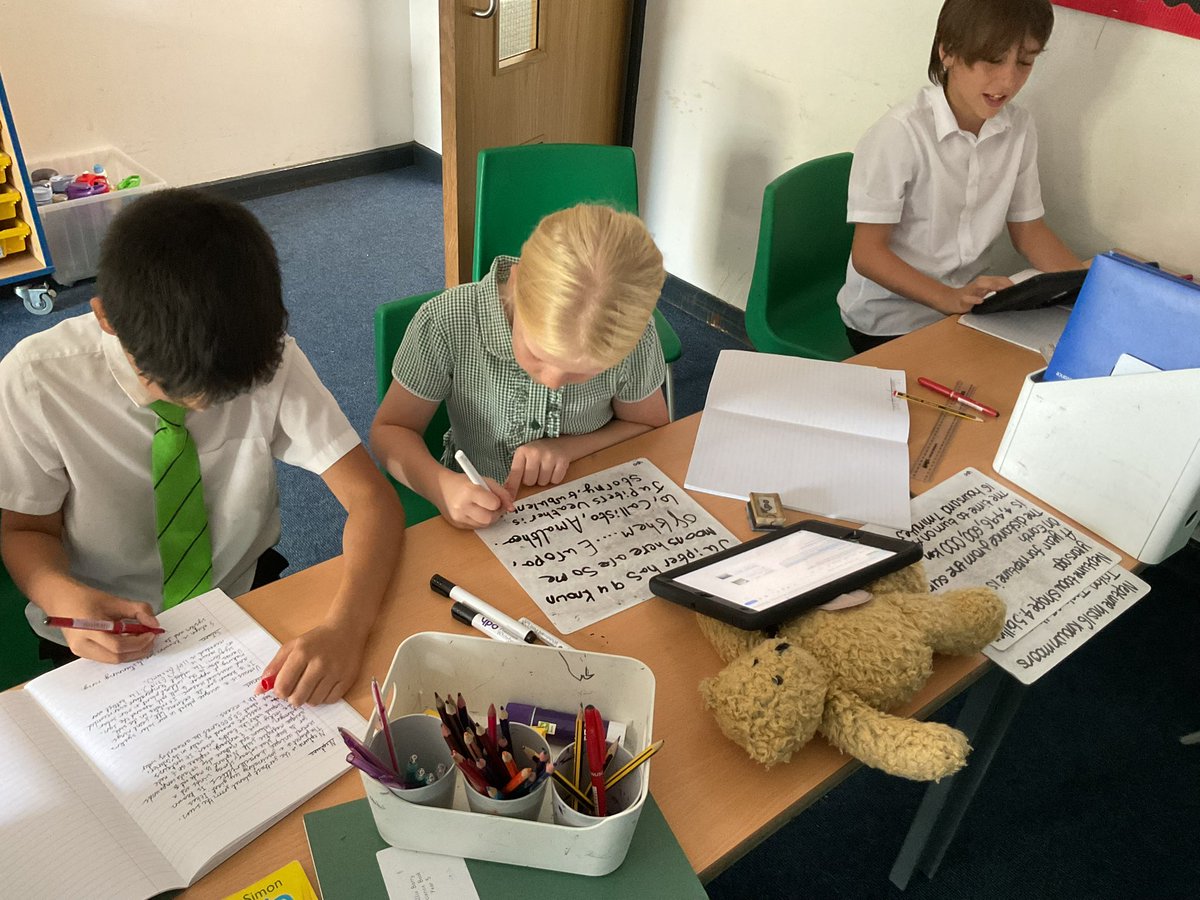 LindenRDCedar's tweet photo. Researching planets in our solar system #lindenlearning #lindenroadacademycedar #LindenScience https://t.co/H3w0MbA5gZ