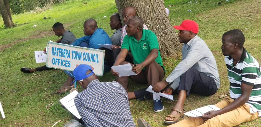 Bushenyi FHRI Legal Aid Project is conducting an L.C. Pre-Training Evaluation in Katerera, Rubirizi District.
The FHRI team was led by Paralegals; Osbert Ndyamuhaki and Amons Tumuheki, alongside an intern Musiimenta Alex at the Katerera Town Council offices. #KeepHopeAlive