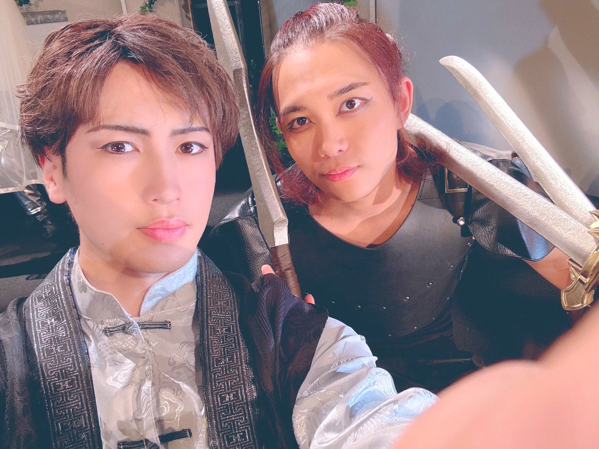 てやんでぃ⚔️

#エンドリ
初日の幕が上がったぞぉぉぉぉぉ！！！ 

大好きな作品を
大好きな人達に届けられるこの時間がすっごい幸せや。

残り7公演。
誰一人欠けることなく届けられるように明日もフルスロットルでいくっすよぉ🔥

リュウガっちと。