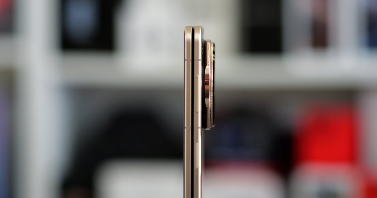 Some thoughts on the ridiculously thin <a href="/Honorglobal/">HONOR</a>  #HonorMagicV5. Can't say much about the software yet (v pre-release), but the hardware is thoroughly impressive: youtube.com/shorts/wT2-mWe…