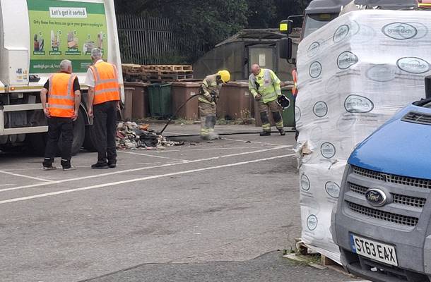 EastleighBC's tweet photo. Eastleigh residents are advised to dispose of hazardous waste safely after a fire broke out in a bin lorry. It heated to over 100 degrees when compacted and ignited. https://t.co/ksEM9I1YSP https://t.co/JxDHMO6qB4