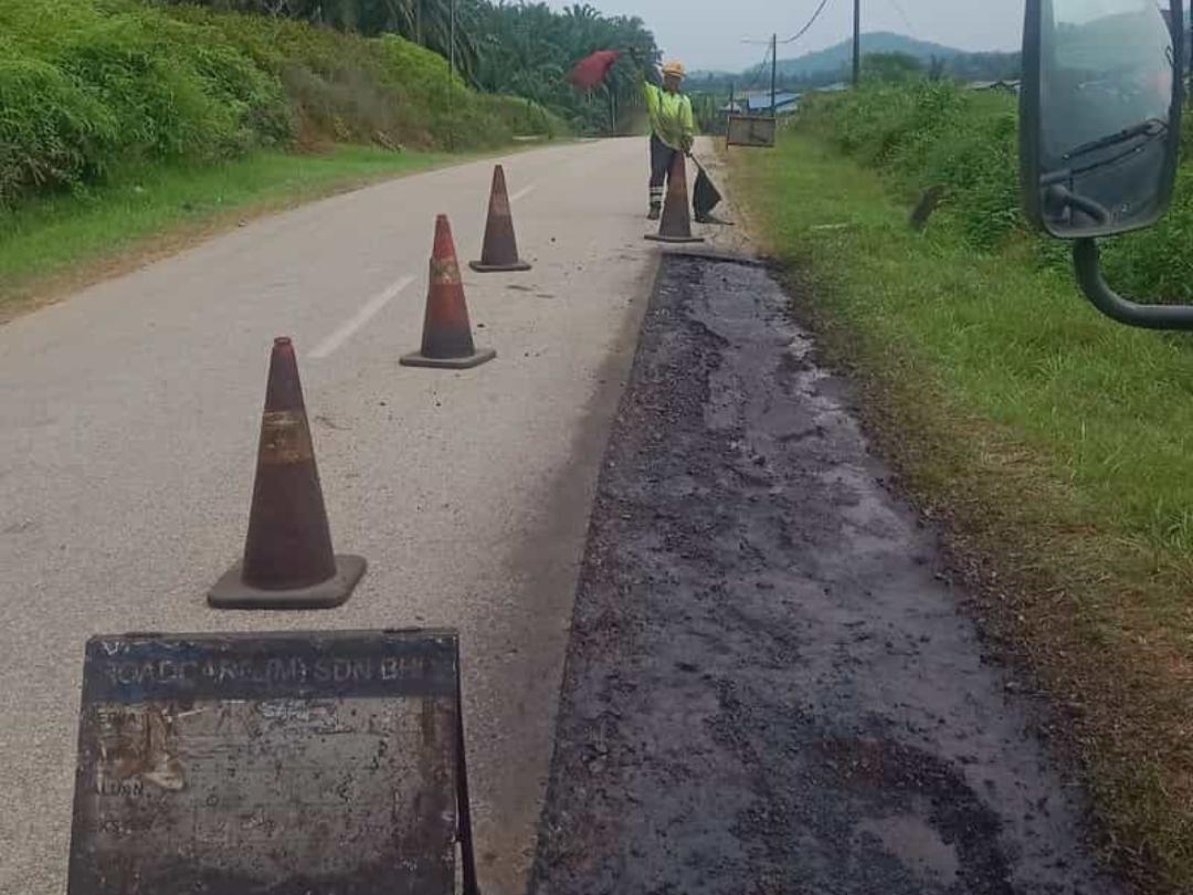 RC_Maran's tweet photo. Kerja penyenggaraan rutin RO1 - Menampal pothole (tampalan kekal) di laluan Felda Lepar Utara Bandar B, Seksyen 3.80, Daerah Jerantut, Pahang

@JKRJERANTUT 
@JKRPAHANG 
@ZTTCSFJ 
@CSFJ_JKR 
@IPJKR_Official 
@moworksmy 
@ahmadmaslan 
@AlexNantaLinggi https://t.co/3FaYZqALHA