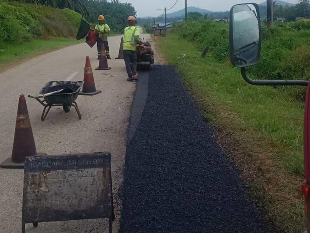 RC_Maran's tweet photo. Kerja penyenggaraan rutin RO1 - Menampal pothole (tampalan kekal) di laluan Felda Lepar Utara Bandar B, Seksyen 3.80, Daerah Jerantut, Pahang

@JKRJERANTUT 
@JKRPAHANG 
@ZTTCSFJ 
@CSFJ_JKR 
@IPJKR_Official 
@moworksmy 
@ahmadmaslan 
@AlexNantaLinggi https://t.co/3FaYZqALHA