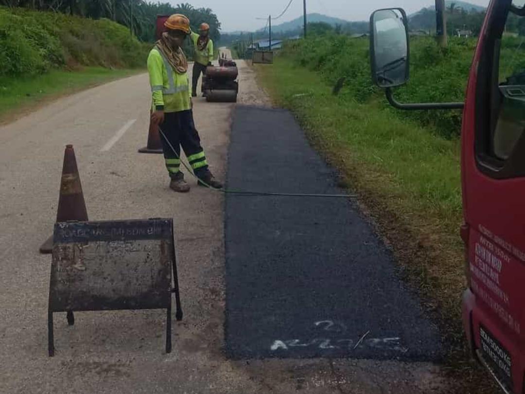 Kerja penyenggaraan rutin RO1 - Menampal pothole (tampalan kekal) di laluan Felda Lepar Utara Bandar B, Seksyen 3.80, Daerah Jerantut, Pahang

<a href="/JKRJERANTUT/">JKR Jerantut</a> 
<a href="/JKRPAHANG/">JKR PAHANG</a> 
<a href="/ZTTCSFJ/">ZTT CSFJ</a> 
<a href="/CSFJ_JKR/">Cawangan Senggara Fasiliti Jalan (CSFJ)</a> 
<a href="/IPJKR_Official/">JKR Malaysia Rasmi</a> 
<a href="/moworksmy/">Kementerian Kerja Raya Malaysia</a> 
<a href="/ahmadmaslan/">DS Dr Ahmad b Maslan</a> 
<a href="/AlexNantaLinggi/">Alexander Nanta Linggi</a>