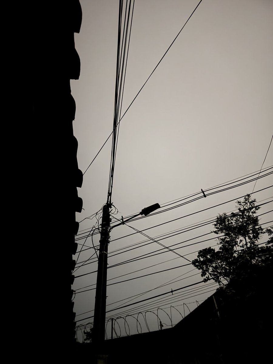 0andreapanama's tweet photo. @AESElSalvador @nayibbukele @Defensoria_910 Ya di toda la info y todo pero nisiquiera dan prioridad!! @Defensoria_910  y así quieren que paguemos las facturas con cables citcuitados! Esto por no decir lo peligroso que es si una chispa cae adentro de la casa! Que barbaridad!! No hacen nada no resuelven! @AESElSalvador https://t.co/nxWI7Tn5Gm