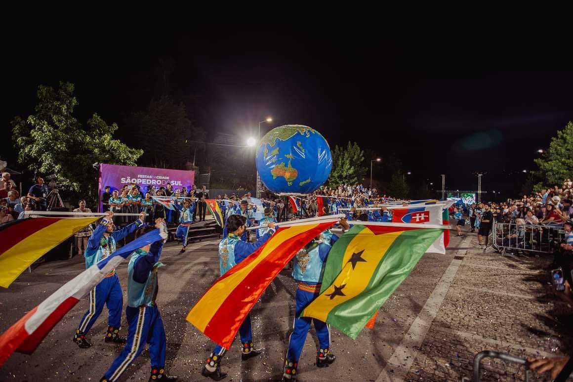 sofiaapereira7's tweet photo. No interior do país, deu-se uma lição de humanidade.

Em Carvalhais, freguesia de São Pedro do Sul, a marcha popular integrada nas festas da cidade teve como tema o multiculturalismo.

Oito nacionalidades diferentes a desfilar, juntas, ao ritmo da música e da tradição.

Lado a lado, integraram-se. Celebraram, em comunidade. 

Num tempo em que o ódio e a divisão ganham espaço , foi do interior do país que chegou a lição de que uma comunidade unida na diversidade é a resposta mais forte contra o medo e o preconceito.