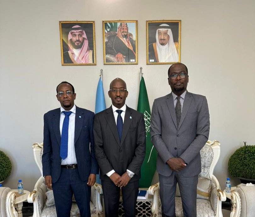 Ministry of Fisheries & Blue Economy, Somalia (@mfbesomalia) on Twitter photo Wasiirka wasaaradda, Mudane <a href="/AhmedHasanAden/">H.E Ahmed Hassan Aden</a>, oo uu wehliyo AG <a href="/ADirshe/">Abdi Dirshe</a>, ayaa la kulmay Danjiraha Sacuudiga ee Soomaaliya, Danjire Axmed bin Maxamed Al-Mowallad. Laba dhinac ayaa ka wada hadlay xoojinta iskaashiga labada dal ee dhinacyada kalluumeysiga & dhaqaalaha badda. Wasiirka wasaaradda, Mudane <a href="/AhmedHasanAden/">H.E Ahmed Hassan Aden</a>, oo uu wehliyo AG <a href="/ADirshe/">Abdi Dirshe</a>, ayaa la kulmay Danjiraha Sacuudiga ee Soomaaliya, Danjire Axmed bin Maxamed Al-Mowallad. Laba dhinac ayaa ka wada hadlay xoojinta iskaashiga labada dal ee dhinacyada kalluumeysiga & dhaqaalaha badda.