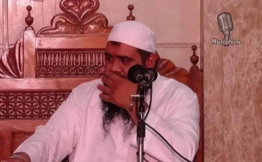 أَلَمْ يُحْسِنْ إِلَيْكَ وَأَنْتَ تَعْصِيهِ؟
أَيُضَيِّعُكَ وَأَنْتَ تُطِيعُهُ!