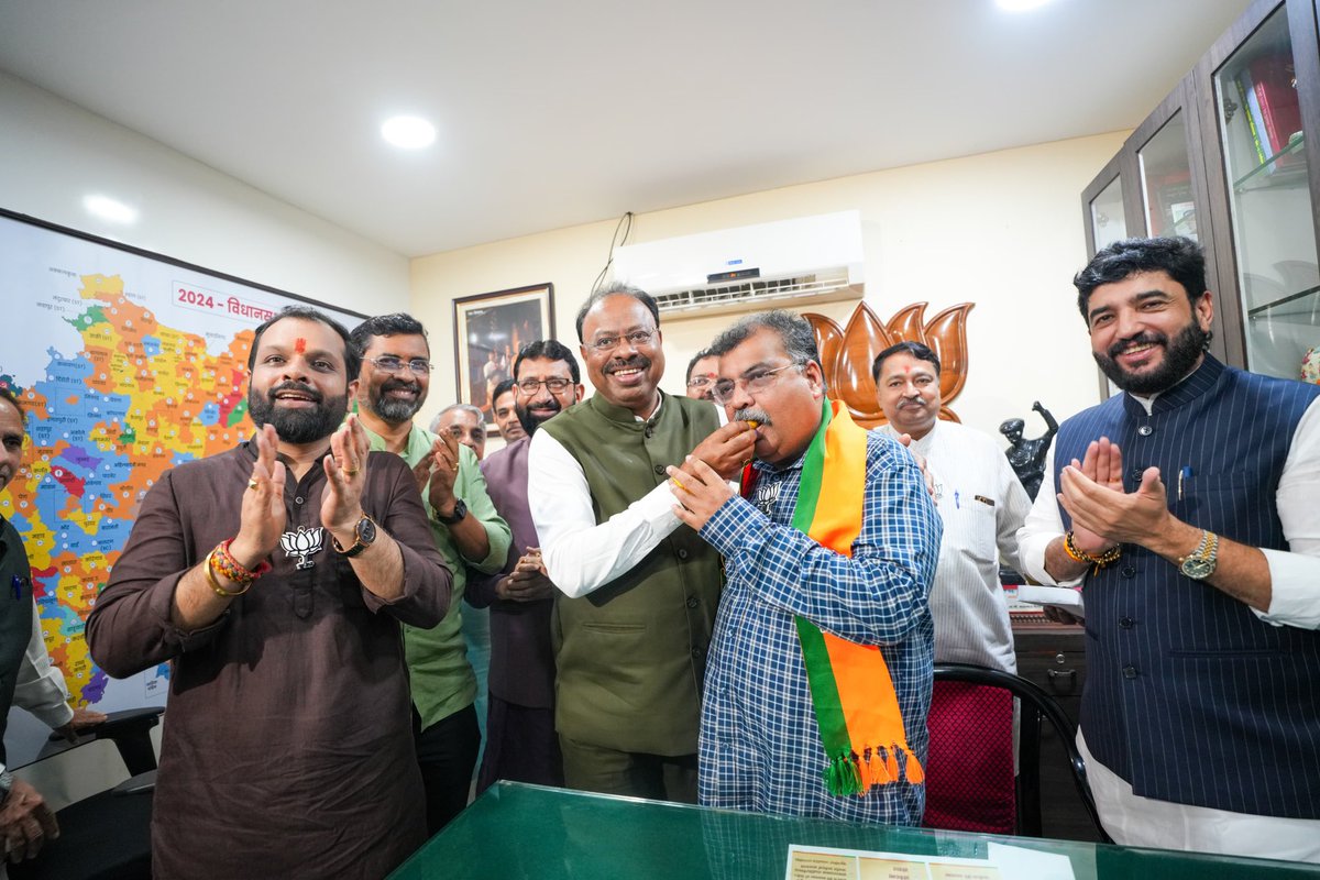 मुंबईतील भाजपा महाराष्ट्र प्रदेश कार्यालयात प्रदेशाध्यक्ष पदाचा कार्यभार स्विकारला आणि नव्या जबाबदारीतून पक्षकार्य करण्यासाठी रुजू झालो. 

महसूल मंत्री चंद्रशेखर बावनकुळेजी यांनी  प्रदेशाध्यक्ष पदाची सूत्रे माझ्या हाती सुपूर्द केली. यावेळी त्यांनी पुढील वाटचालीस शुभेच्छा दिल्या.
