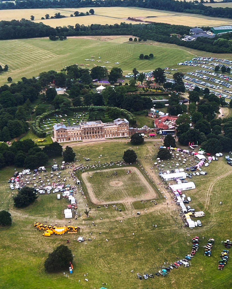 EastAngliAirAmb's tweet photo. A visit to @HeveninghamHall last weekend wouldn’t have been complete without a stunning #VFTC! Thanks to everyone who attended the Heveningham Hall Country Fair to raise vital funds for local charities – last year’s event raised an amazing £27,000 for our life-saving charity 🚁 https://t.co/hMPbr5CIrR
