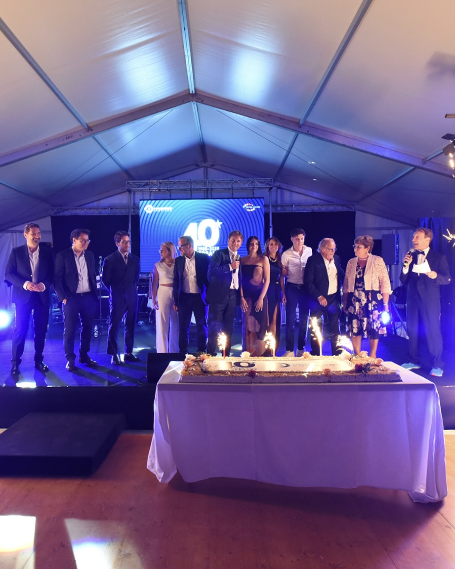 Progress Profiles celebra i 40 anni di storia: da piccola realtà familiare è diventata leader mondiale nei profili tecnici, decorativi e nei sistemi di posa. Affronteremo i prossimi decenni con la stessa passione, per continuare a diffondere l’eccellenza e il design italiano.