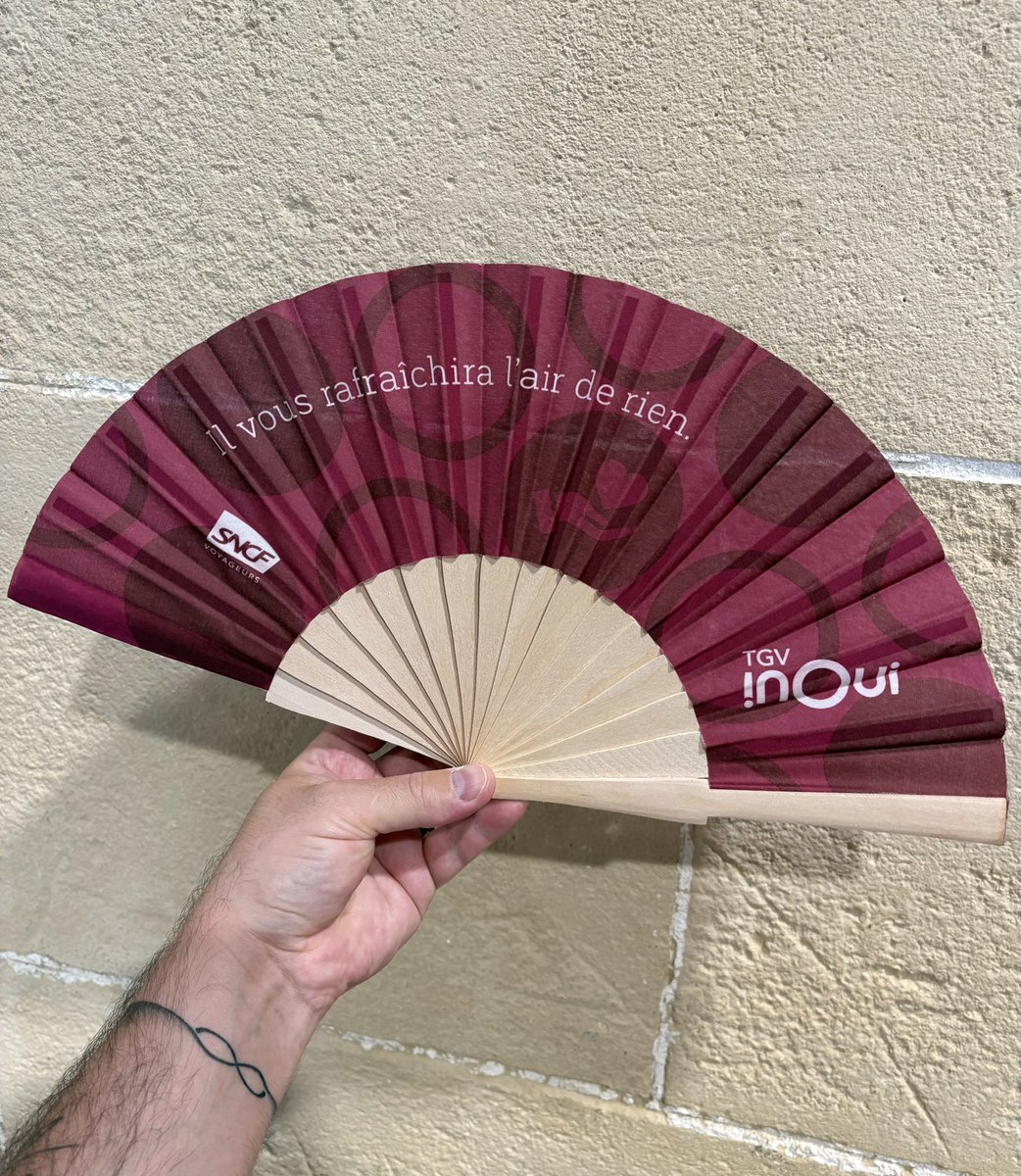YohannDRD's tweet photo. « Il vous rafraîchira l’air de rien. »
Très appréciable cet éventail.
Pliable, discret et chic à la française @TGVINOUI @SNCFVoyageurs
It's in the pocket 🪭 😉 #eventail https://t.co/YBG9ohQsK5