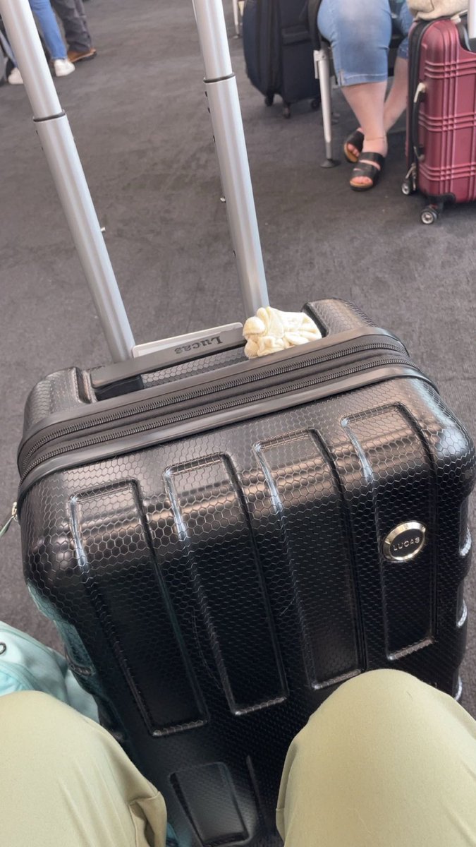 clovaniii's tweet image. 1 more flight, running on no sleep kinda day 🤩