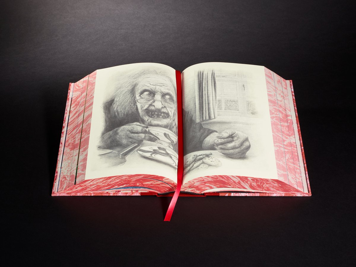 The many faces of IT are watching.
Pennywise’s sinister grin and chilling transformations come to life in our Limited Edition of IT, illustrated by Jim Burns.
Follow the red balloon… if you’re brave enough 🎈
foliosociety.com/it-limited-edi…