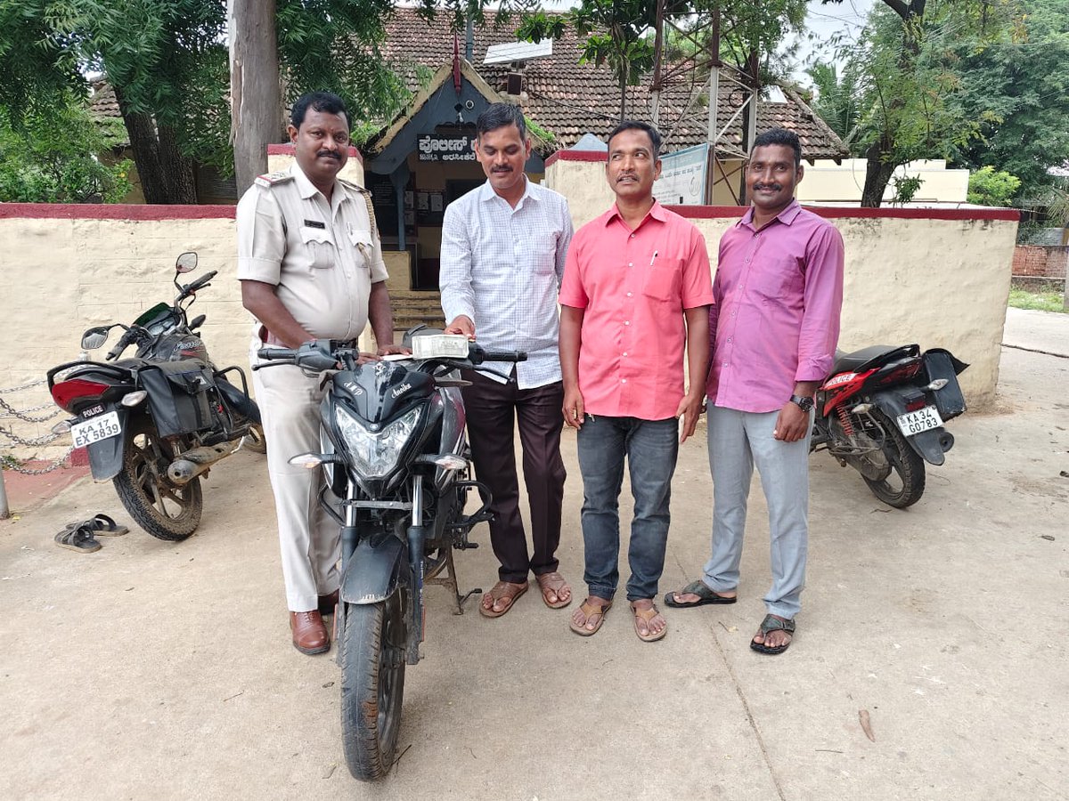 ಅರಸೀಕೆರೆ  ಪೊ ಠಾ ವ್ಯಾಪ್ತಿಯಲ್ಲಿ ನಗದು ಹಣ ಮತ್ತು ಬಂಗಾರದ ಆಭರಣಗಳು ಕಳ್ಳತನವಾಗಿರುವ ಕುರಿತು ಠಾಣೆಯಲ್ಲಿ ಪ್ರಕರಣ ದಾಖಲಾಗಿರುತ್ತದೆ.ಪ್ರಕರಣ ದಾಖಲಾದ 02 ಗಂಟೆಗಳ ಒಳಗೆ ಪ್ರಕರಣದಲ್ಲಿ ಭಾಗಿಯಾದ 02 ಜನ ಆರೋಪಿರನ್ನು ದಸ್ತಗಿರಿ ಮಾಡಿ,ಆರೋಪಿತರಿಂದ ಒಟ್ಟು ಅಂದಾಜು  166600 ರೂ ಬೆಲೆಯ ವಸ್ತುಗಳನ್ನು ವಶಪಡಿಸಿಕೊಂಡು ತನಿಖೆ ಕೈಗೊಂಡಿರುತ್ತದೆ.