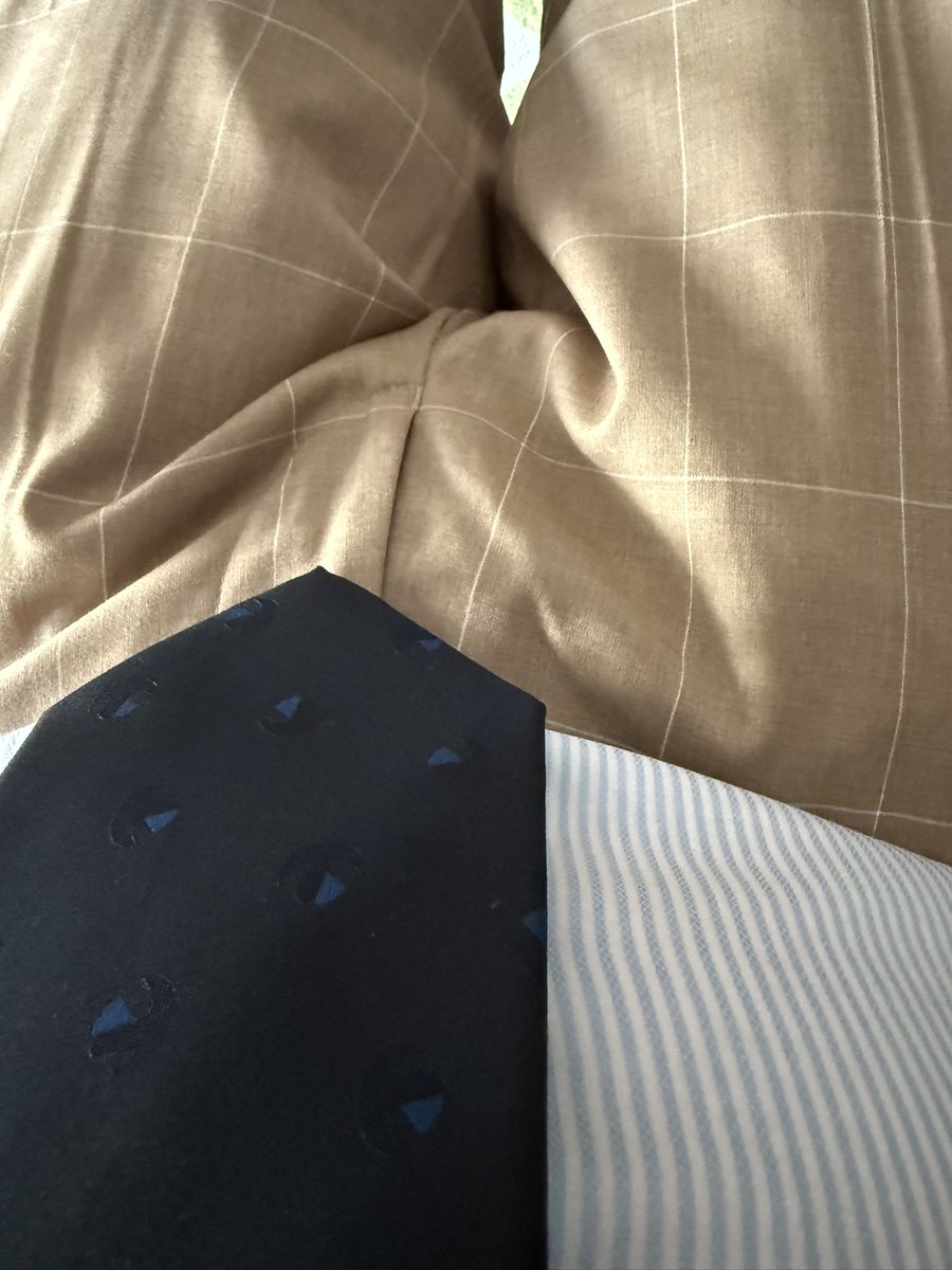 light suit. 
#gayatwork  #suitgay #suitandtiegay #cravate #suitandtie #suitspirit #gaysuited #suitedgay #gayinsuit #suitandtie #madaboutties #suitfetish #tiefetish #gaysuit