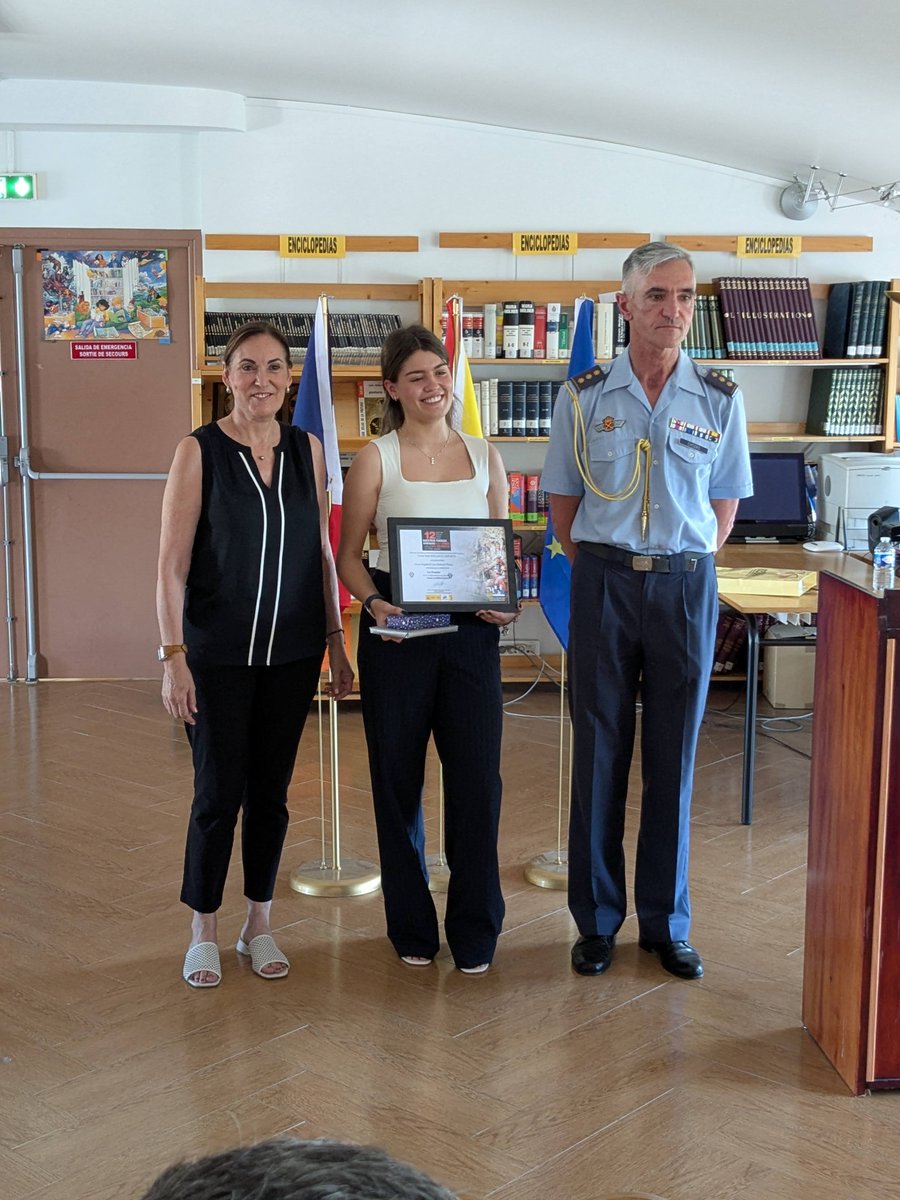 🎉 Hoy se entregó el premio de la 12ª edición del concurso “Carta a un militar español”.
La alumna Inés Nolasco, del Liceo español Luis Buñuel , fue la galardonada.
El acto contó con el coronel Chozas y la consejera de Educación, Clara Sanz.
¡Felicidades, Inés! 👏✍️