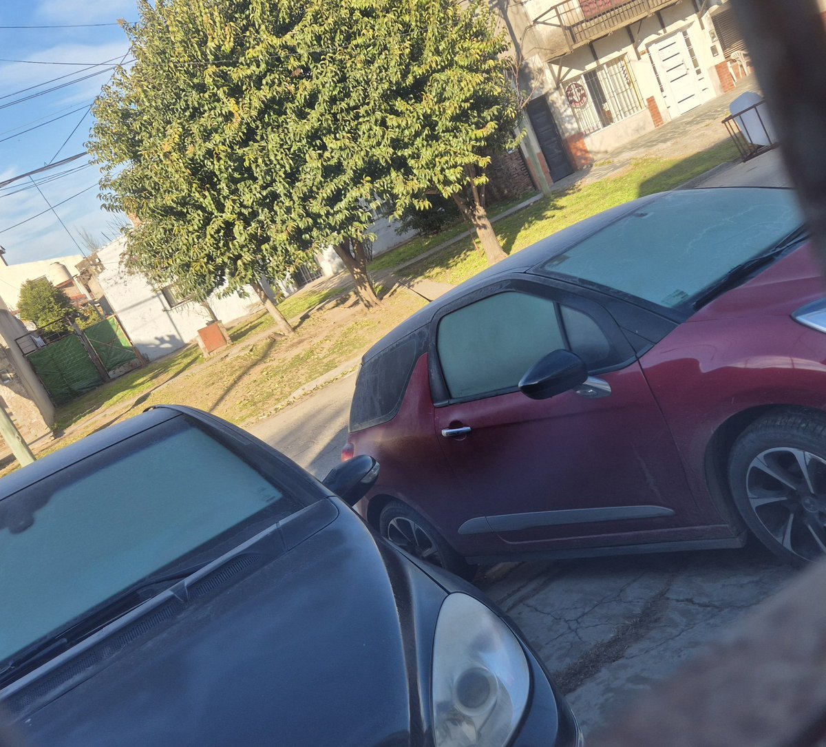 -0,9°C y los autos escarchados. 
Escribo esto mientras estoy con el traste en el calefactor y un café en la mano 🚬