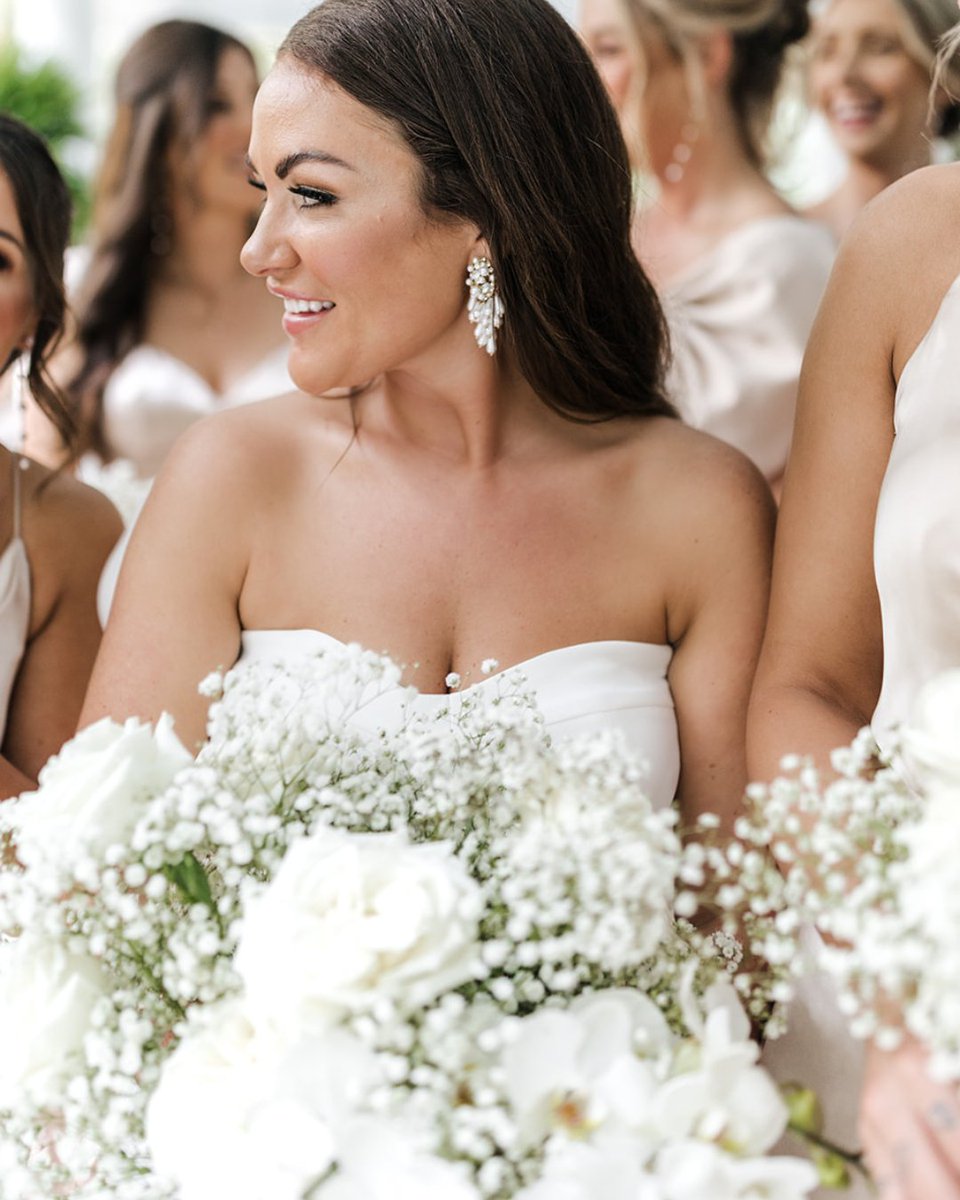Whether it’s a single statement flower or a delicate arrangement of handpicked stems, this bouquet is proof that simplicity is stunning. 🌿💐

#IvoryAndBeau #BridalBouquet #MinimalistBride #WeddingFlowers #WeddingPlanner #WeddingFlorals