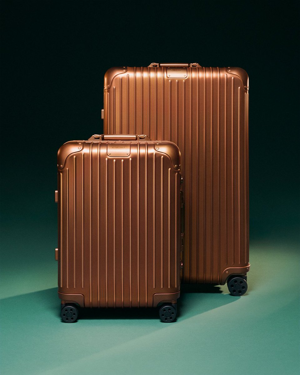 Shimmering hues.

Made from anodised aluminium, the Bronze finish radiates with a luminous surface of golden tints. Every detail is matched for a seamless metallic shine.

Secure a lifetime-guaranteed piece at rimowa.com/original-bronze.

#RIMOWA #RIMOWAOriginal