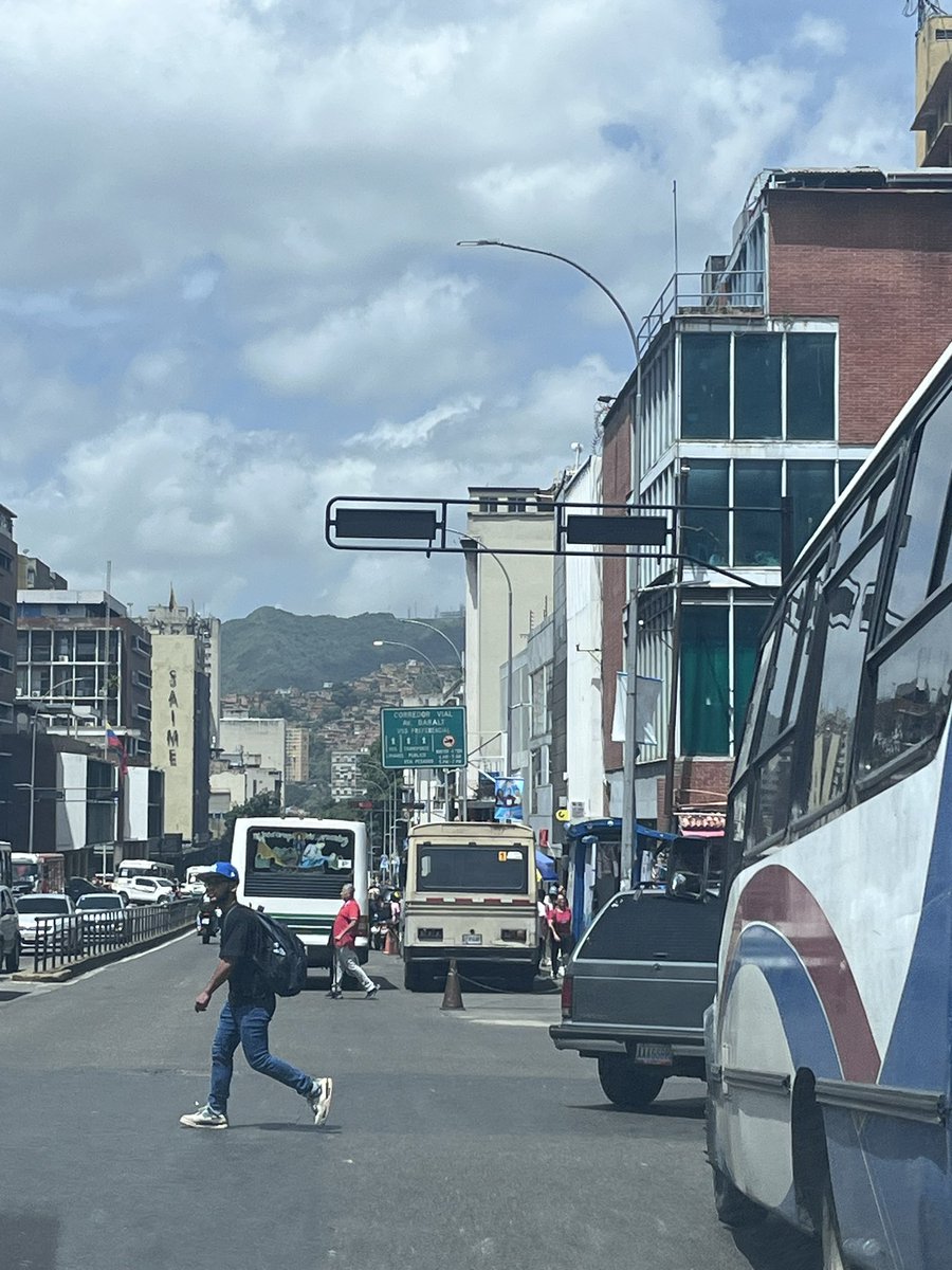 #2jul El semáforo que baja hacia el final de la avenida Baralt, en el cruce hacia El Calvario, está dañado. Lo que genera fuerte tráfico en la zona