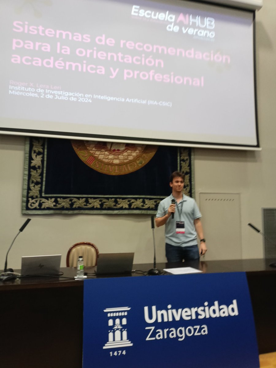 therfer's tweet image. Itinerarios personales de aprendizaje, asistidos por #IA en el itinerario de educación de la escuela de verano @AIhubCSIC con @RogerLera @IIIACSIC @FundlaCaixa está tarde en el maravilloso paraninfo de @unizar