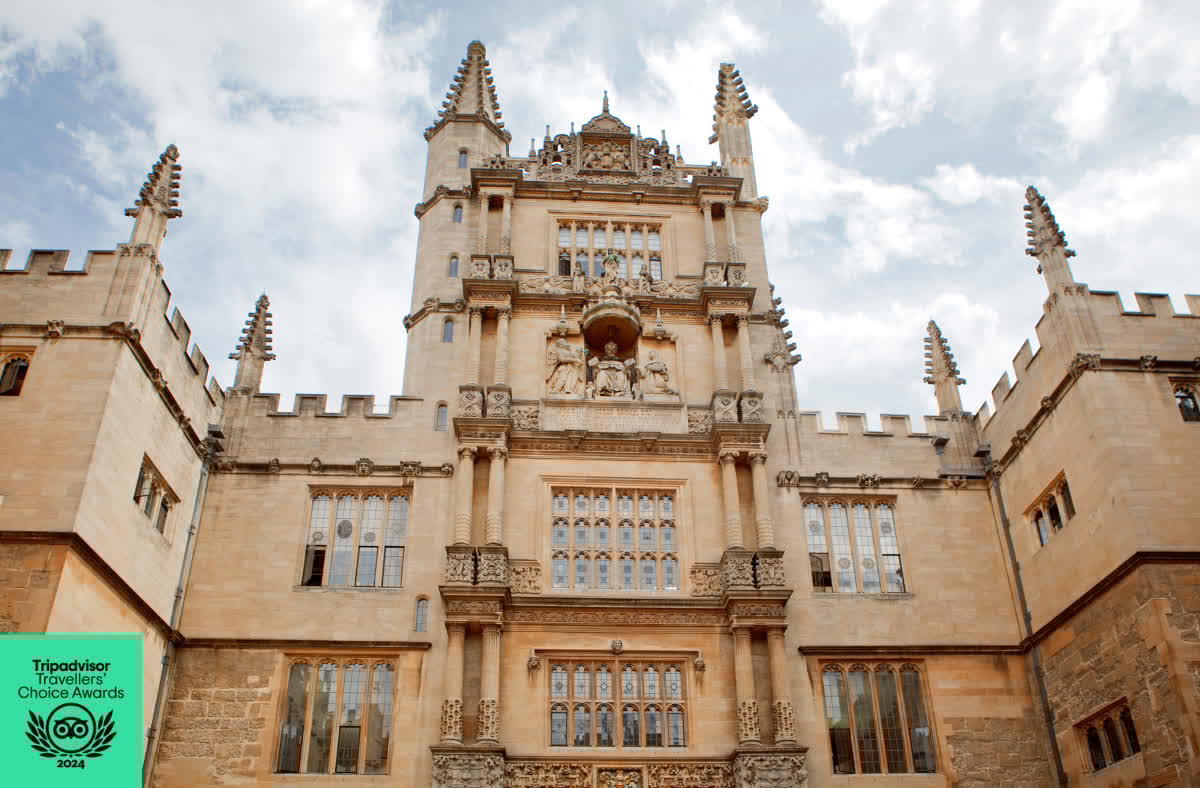 We only have a few tickets left for this weekend's C.S. Lewis &amp; J.R.R. Tolkien Walking Tour, don't miss out! 🚶‍♂️

📅 Sat 5 July
⏰ 11:30am
🎟 Book tickets ➡ bit.ly/3iSrlE0 

#OfficialToursOx #ExperienceOx #Oxford