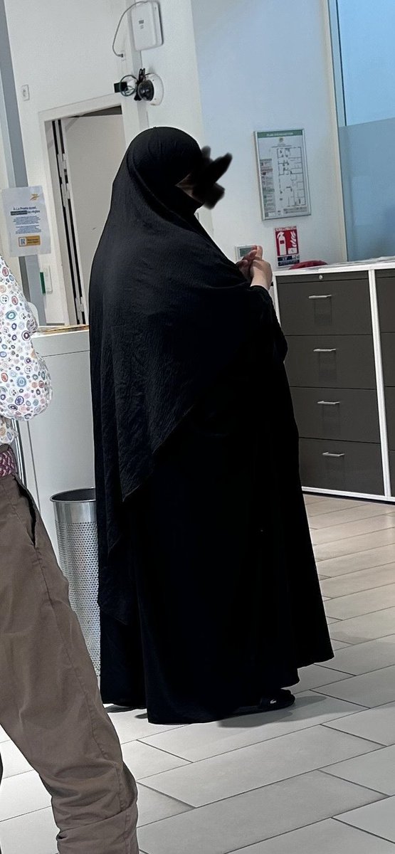 Ns voulons stopper l’islamisation de notre société,commençons par faire appliquer la loi,cette bâche noire synonyme d’obscurantisme ne doit plus être autorisée dans nos rues ..Ns n’avons pas repoussé le nazisme au 20ieme siècle pour avoir l’islam..isme aujourd’hui..Réveillez vs!!