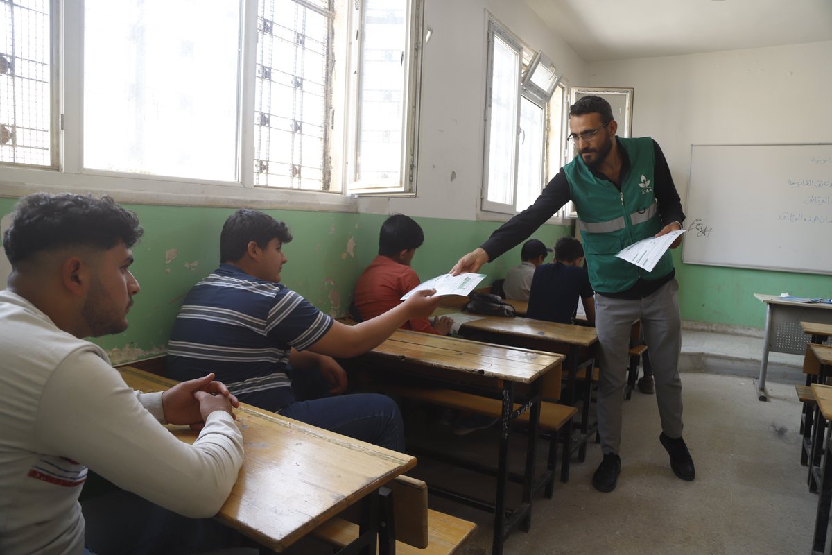 IOMSyria's tweet image. التوعية المبكرة تمكّن الشباب من أن يكونوا أكثر قدرة على مواجهة التحديات القانونية. 📚
🧾 بالتعاون مع @AtaaRelief و @CBPFs نظمنا جلسات توعية لطلاب المرحلة الثانوية في أعزاز، ركزنا خلالها على أهمية التوثيق القانوني، خاصة في سياق النزوح.