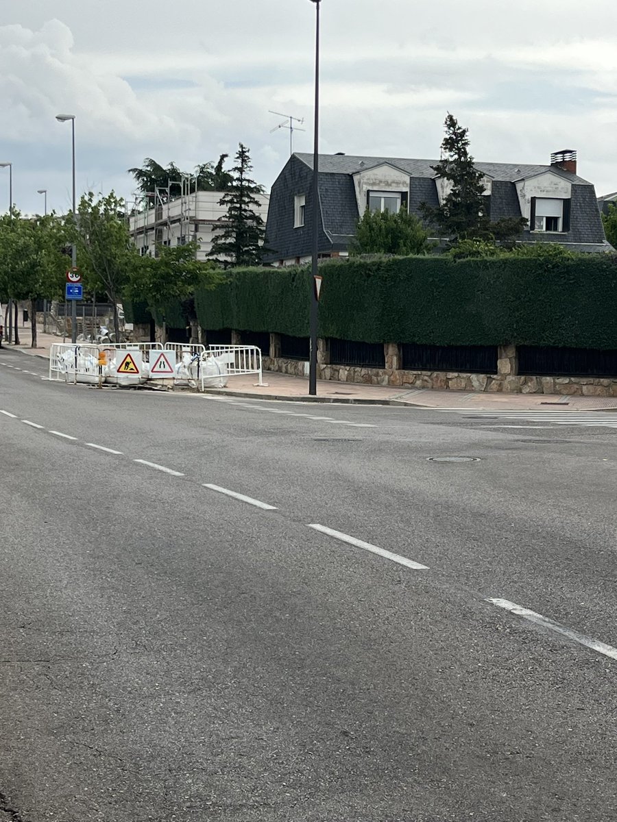aesteban28's tweet photo. Avenida de Andalucía con Avenida del Puente de Manzanares. Dos enormes boquetes que no se tapan desde hace meses e impiden la visibilidad generando bastante riesgo de colisión. Se puede acabar la obra que lleva igual meses?? @AVColmenarViejo @AytoColmenar https://t.co/3Fvdfp4Yqf