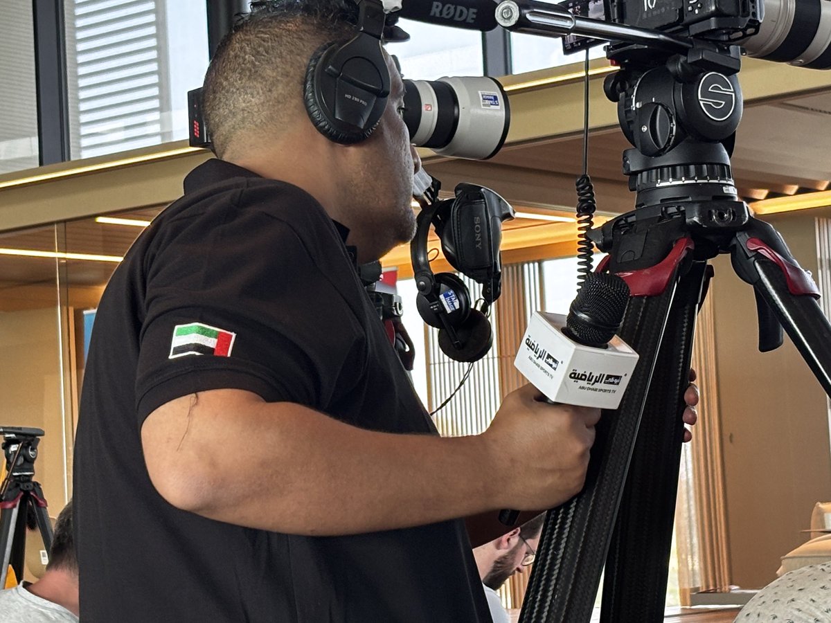 Het Remco-effect gecombineerd met de Ronde van Frankrijk. Véél volk op de persconferentie vooruitblikkend op de Tour. <a href="/sporza/">sporza</a>