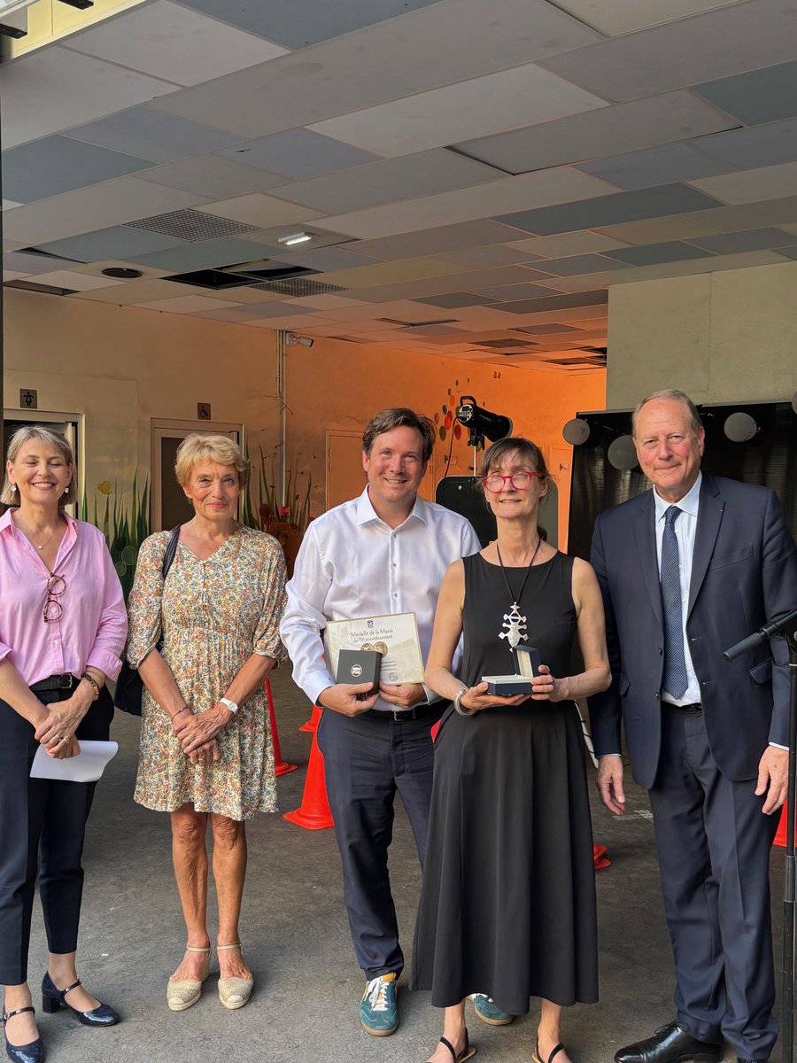 Remise de médailles par <a href="/Philippe_Goujon/">Philippe Goujon</a>, Maire de #Paris15, aux enseignants de l’école Saint-Joseph-de-Grenelle partant à la retraite