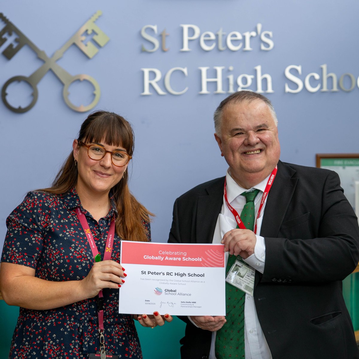StPetersUK's tweet image. ๐ข We were thrilled to host John Rolfe from @GSchoolAlliance, who awarded our MFL department! ๐๐
๐ Celebrated for their dedication to global communication, collaboration, and exceptional language teaching โ congrats to the team! ๐ฌโจ #GlobalSchoolAlliance #MFL