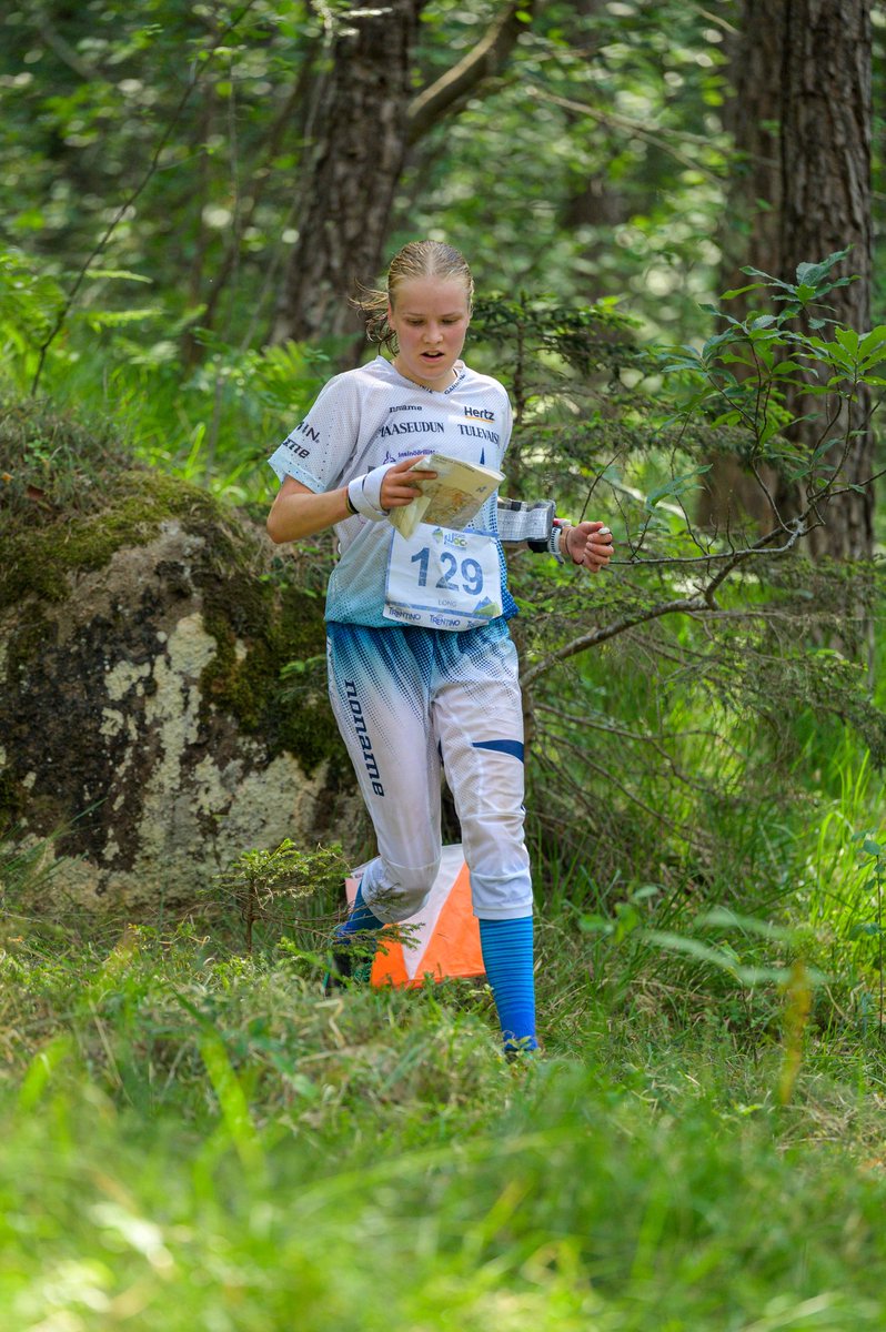 Eeva Liina Ojanaho neljänneksi nuorten MM-kilpailujen keskimatkalla tiukassa kilpailussa mitaleista. Elli Punto sijalle 7!

🥇Viktorie Skachova CZE 
🥈Rita Maramarosi HUN 
🥉Lucie Dittrichova CZE 

Tulokset: app.liveresults.it/jwoc2025/middl…

Kuva: Donatas Lazauskas