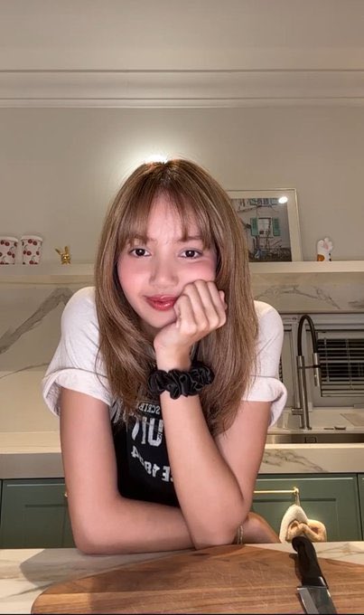 jnksxst's tweet photo. Kay Jennie lahat ‘to? https://t.co/dHGKfgPgxr