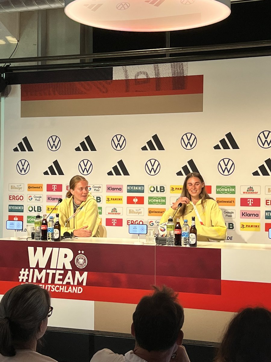 Trainingseinblick und Pressekonferenz in Zürich: Wir durften die deutsche Nationalmannschaft bei der Vorbereitung auf die EM 2025 begleiten-mit dabei auch Bundestrainer Wück. 🇩🇪⚽️