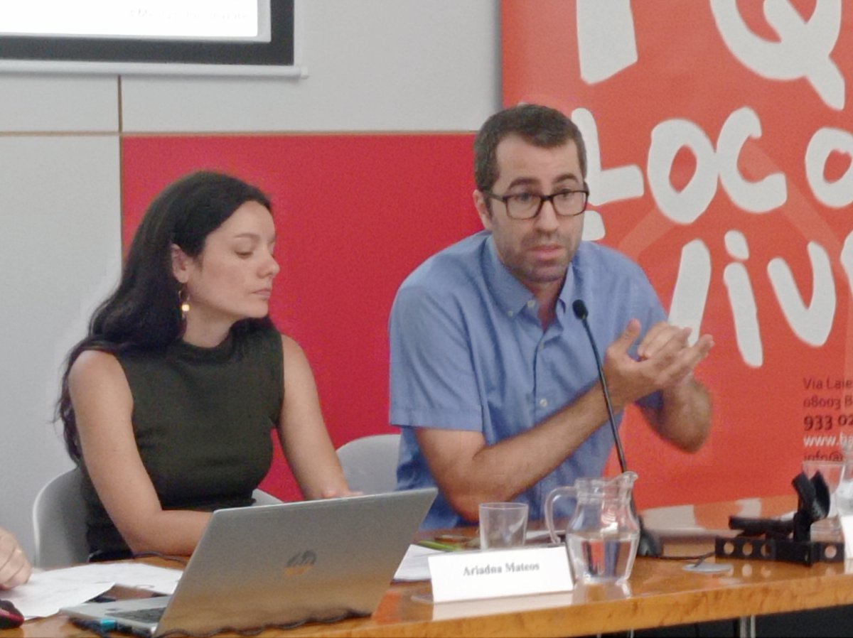 f_habitatge's tweet photo. Avui hem fet la roda de premsa per fer balanç de la nostra activitat durant el 2024 i reclamar més suport per a les famílies monoparentals.

Iniciem així l'any del nostre 35è aniversari treballant per fer efectiu el dret a un habitatge digne i reafirmant la necessitat urgent de disposar d’un parc públic i social d’habitatge fort.

Un dels canvis més rellevants en el perfil de les famílies ateses en els darrers anys per la Fundació és l’augment sostingut de les famílies monoparentals encapçalades per dones, que ja representen gairebé la meitat de les unitats familiars allotjades als habitatges de la Fundació, superant per primera vegada les parelles amb fills, que havien estat tradicionalment majoritàries.

Tot i els avenços aconseguits des de la Fundació denunciem que aquestes famílies sovint es troben amb un “sostre de vidre” institucional que impedeix assolir una autonomia real. 

Per això, proposem:

🔸 Ajudes específiques al lloguer per a famílies monoparentals.
🔸 Oferir més habitatge de protecció oficial o més puntuació en els barems d’adjudicació.
🔸 Línies d’aval que facilitin el pas del lloguer social al mercat privat.
🔸 Suport específic a l’ocupació, la conciliació, la formació, la regularització i l’emprenedoria femenina.

Podeu trobar la nostra memòria en aquest enllaç 👉 https://t.co/NoL7ywdmux

Aprofitem l'ocasió per agrair a totes les persones que fan possible aquest projecte d'inclusió per a famílies en situació de vulnerabilitat residencial: donants i cedents d'habitatges, administracions i empreses col·laboradores, voluntaris i voluntàries, equip professional, patrons i patrones del patronat.

En els propers dies anirem fent tastets de les dades més importants de la nostra activitat.