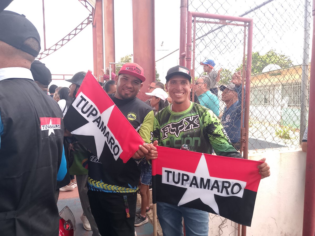 En apoyo al futuro alcalde del Municipio Guanipa "Pedro Martinez " #Tupamaro en vanguardia dispuesto a trabajar en la calle, desplegado a seguir defendiendo la patria, siguiendo el legado de nuestro comandante Hugo Chávez.
#TupamaroEjemploDeLucha