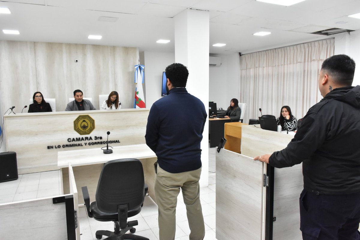 elpenduloweb's tweet photo. [JUDICIALES]⚖️ 

Continúa el juicio por abuso sexual en contexto de convivencia 

La Justicia local avanza con el juicio contra Ángel E. A., acusado de abuso sexual en contexto de convivencia preexistente. En la última audiencia declaró un trabajador social que intervino en el👇 https://t.co/r6EuybsZNd