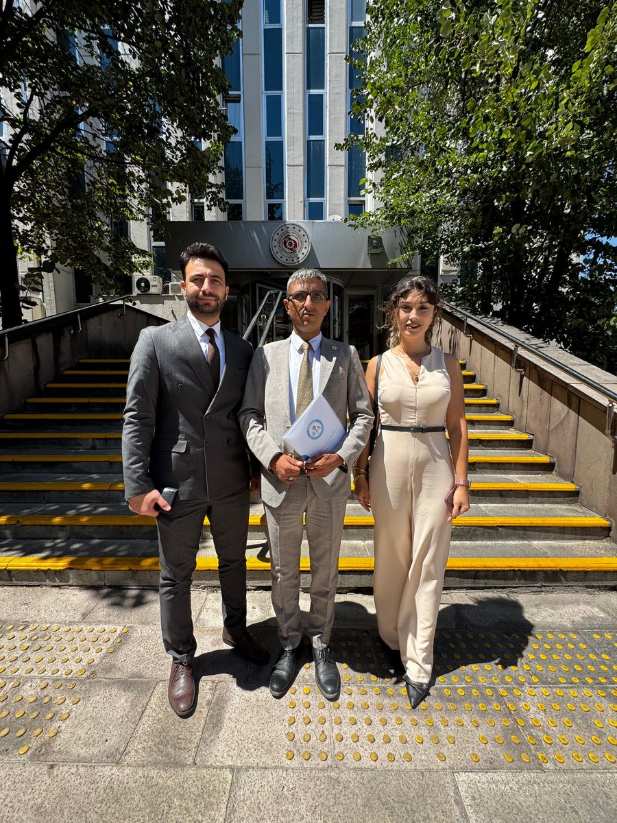 Genel Başkan Yardımcılarımızdan oluşan heyet, öğretmenler, eğitim çalışanları ve akademisyenlerin özlük ve mali haklarını içeren toplu sözleşme dosyamızı, Çalışma ve Sosyal Güvenlik Bakanlığına sunmuştur.

Yetkili sendika, masada konu mankeni gibi oturmak yerine, kamu