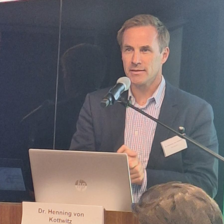 4investors's tweet image. Weiter geht es auf der m:access-Jubiläumskonferenz in München mit Blue Cap und Henning von Kottwitz. Zum Aktien-Snapshot: 4investors.de/aktien/bluecap… #maccess #aktien #bluecap